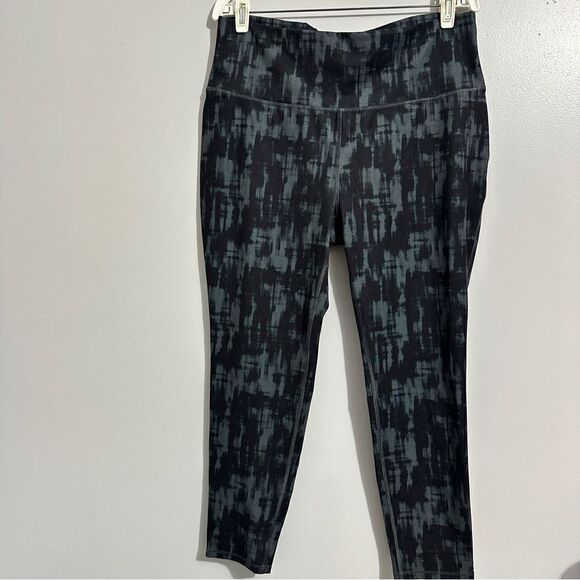 MTA camo looking 3/4 length leggings size XL - Picture 1 of 4